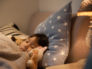 子どもの理想の睡眠時間を年齢別に解説｜睡眠不足による悪影響も紹介