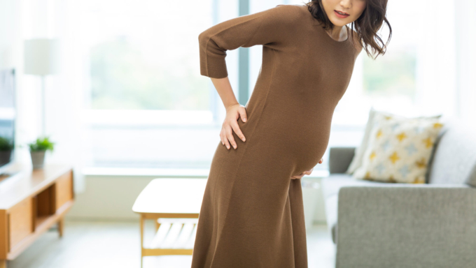 妊娠中のお腹の痛み、耐えるべき？